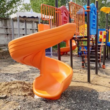 Горка винтовая пластиковая с высоты 1,5 м для детской площадки