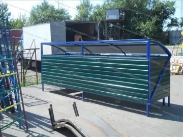 Контейнерная площадка для мусора с опрокидывающимся верхом на 4 контейнера