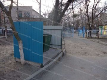 Контейнерная площадка для мусора открытая на 2 контейнера