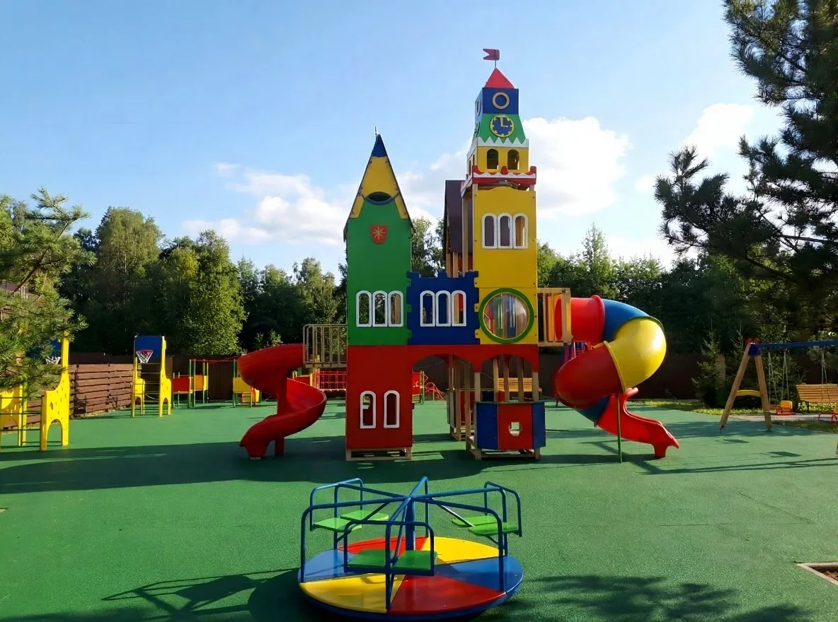 Детский игровой комплекс на благоустроенной территории